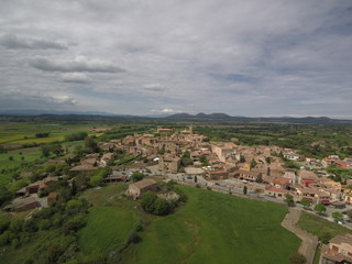 Fototapeta na wymiar Drone en Pals, pueblo medieval del Ampurdan en Girona, Costa Brava (Cataluña,España). Fotografia aerea con Dron.
