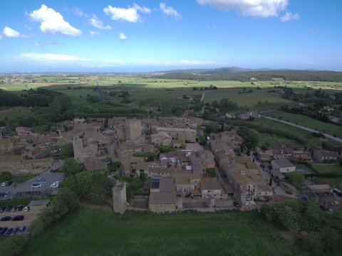 Drone en Peratallada, pueblo del Emporda  en Girona, Costa Brava (Cataluña,España). Fotografia aerea con Dron.