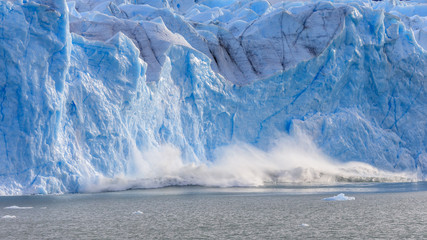 Large piece of ice collapses  at the Perito Moreno Glacier