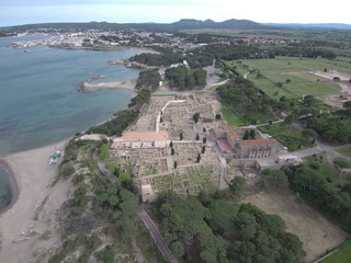 Drone en ruinas de Empúries, situadas en Sant Martí d'Empúries, cerca de la villa marinera de l'Escala en el Emporda,Gerona, Costa Brava (Cataluña,España). Fotografia aerea con Dron.