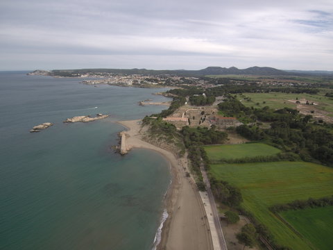 Drone en Sant Marti  Empuries ,pueblo de La Escala en el Emporda,Gerona, Costa Brava (Cataluña,España). Fotografia aerea con Dron.