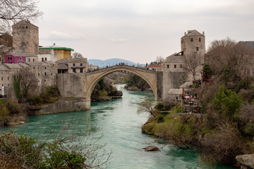 Fototapeta na wymiar Ansicht der Altstadt von Mostar mit Minarett