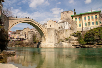 Fototapeta na wymiar Berühmte Brücke von Mostar - Stari Most mit Fluß Neretva