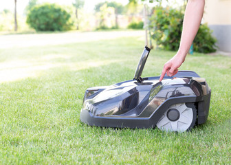 Rasen Roboter, Mähroboter mit Hand beim Einschalten, Hintergrund, Zukunft