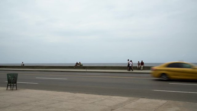 Trafico por el malec&oacute;n de La Habana