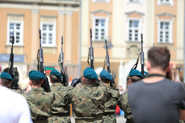 Fototapeta Żołnierze Wojska Polskiego w czasie salby honorowej. obraz