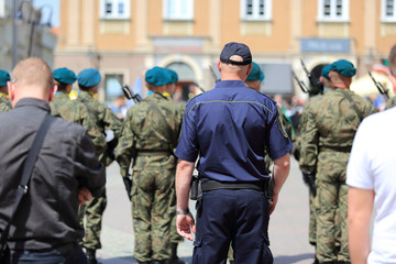Fototapeta Policja, Straż Miejska stoją za żołnierzami Wojska Polskiego. obraz