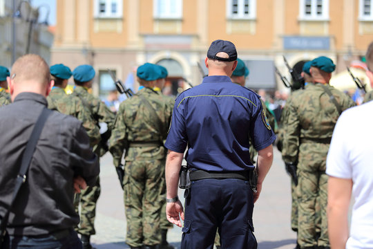Policja, Straż Miejska stoją za żołnierzami Wojska Polskiego.