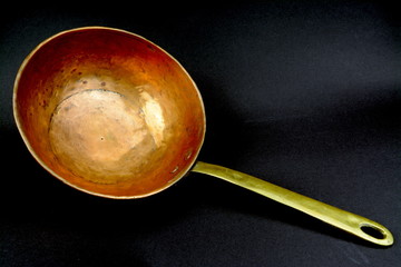 Kupfertiegel Stiehltopf Antik vor schwarzem Hintergrund