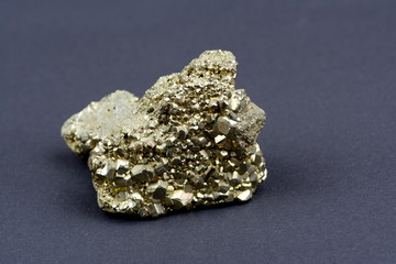 Pyrit Schwefelkies Katzengold vor schwarzen Hintergrund