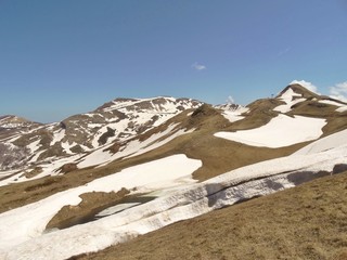 il disgelo e la fioritura dei crocos sull'appennino toscano