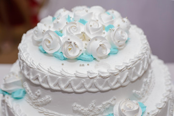 Obraz na płótnie Canvas Fragment of a congratulatory wedding cake with white roses