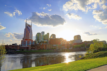 Obraz premium Nashville, Tennessee, USA downtown skyline on the Cumberland River.