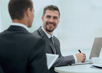 Fototapeta premium closeup.business partners discussing business issues
