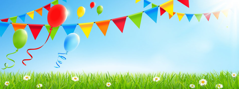 Bunte fliegende Luftballons mit Wimpel Girlanden, Wiese und sonnigem Himmel - Banner mit Textfreiraum seitlich