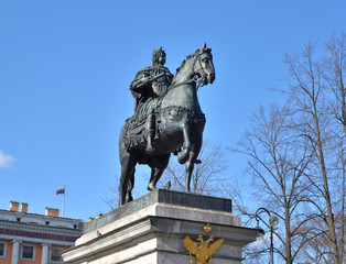 Obraz premium Monument to Peter the Great near Mikhailovsky Castle.