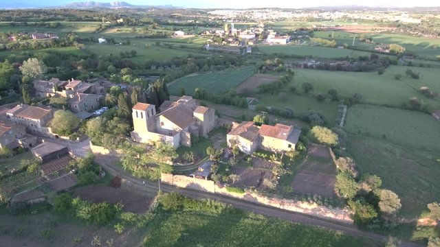 Drone en Cruilles y Monells monasterio Sant Miquel en el Ampurdan en Gerona, Costa Brava (Cataluña,España). Video aereo con Dron.