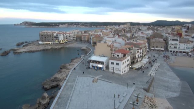 Drone en  La Escala. localidad costera en el Emporda, Girona, Costa Brava (Cataluña,España). Video aereo con Drone.