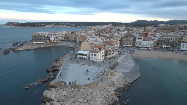 Drone en  La Escala. localidad costera en el Emporda, Girona, Costa Brava (Cataluña,España). Video aereo con Drone.