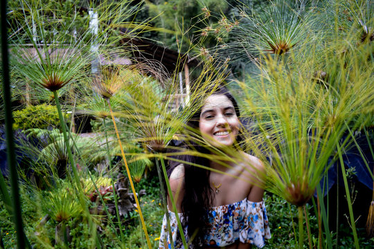 sonrriente entre papiros