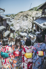 浴衣をきた女性の後ろ姿