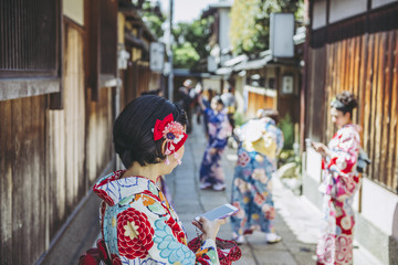 京都の街を歩く着物をきた人