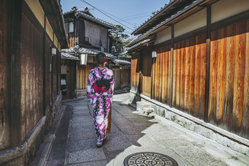 京都の街を歩く着物をきた人