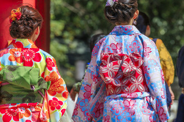京都の観光を楽しむ人々