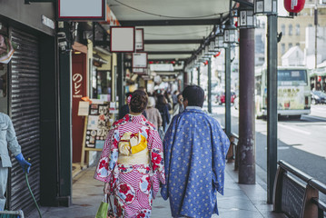 京都の街を歩く着物をきた人