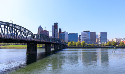 Fototapeta na wymiar Waterfront Park with Hawthorne Bridge on the Willamette River in downtown Portland, Oregon