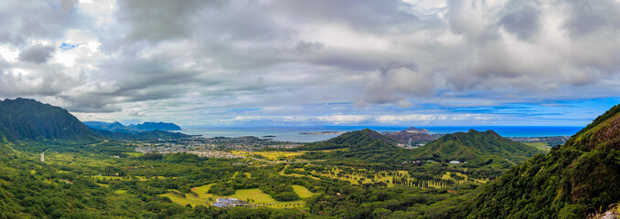 Fototapeta na wymiar HDR panorama over green mountains of Nu'uanu Pali Lookout in Oahu, Hawaii