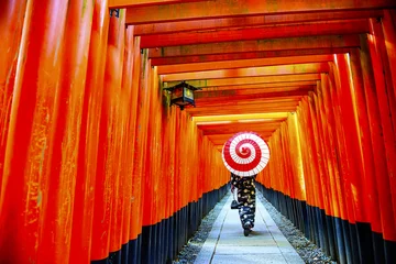 Foto auf Acrylglas Fushimi Inari Taisha Senbon Torii Eine Frau mit einem japanischen Regenschirm © beeboys