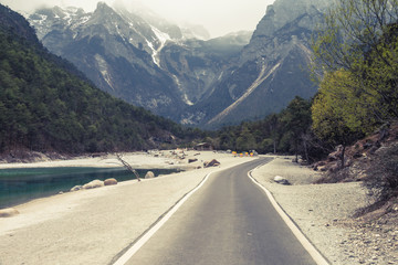 Obraz premium Yulong Snow Mountain Highway in Lijiang, Yunnan, China