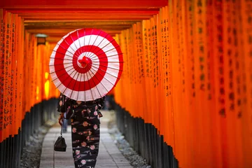 Fotobehang 伏見稲荷大社 千本鳥居 和傘をさす女性 © beeboys