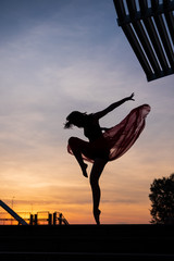 Elegant ballet dancer woman dancing ballet in the city © Netfalls