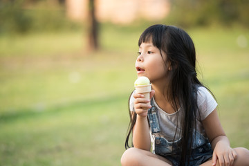 Fototapeta premium kid with ice cream