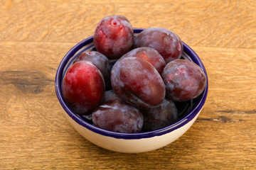 Plums in the bowl
