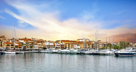 Fototapeta na wymiar Cambrils. Vue sur le port et le front de mer. Catalogne, Espagne