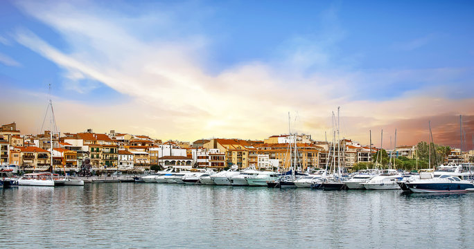 Cambrils. Vue sur le port et le front de mer. Catalogne, Espagne