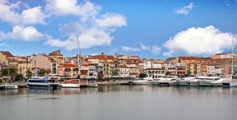 Obraz premium Cambrils. Vue sur le port et le front de mer. Catalogne, Espagne