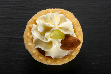 Tartlet with cream, grape and almond