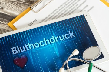 Ein Tablet PC, Stethoskop und Diagnose Bluthochdruck