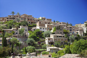 Fototapeta na wymiar Häuser des Dorfes Deia auf Mallorca