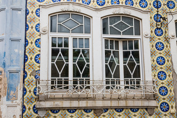 historische Fenster mit typischem mosaik in Portugal