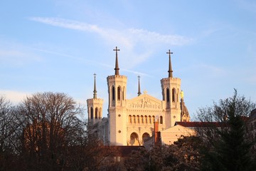 Fototapeta na wymiar Basilique Notre-Dame de Fourrière vue du parc des Hauteurs