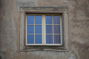 Окно в стене в городе Вальбжих