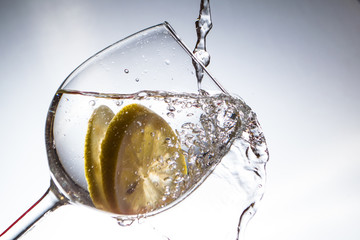 Wasserglas mit Zitrone
