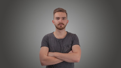 Mann mit verschränkten Armen