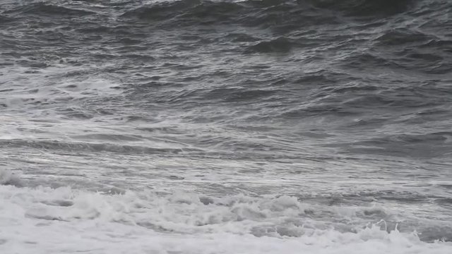 Vento e pioggia sulle onde del mare in burrasca