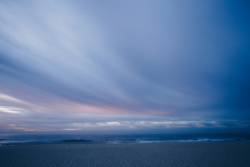 Obraz premium An amazing sunset on the coast at the ocean